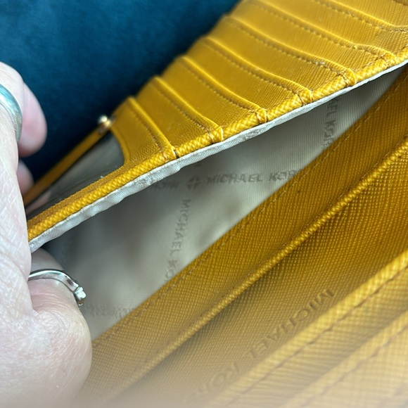 Michael Kors Continental wallet with 5 pockets, 7 card holders and change pocket - Picture 6 of 9